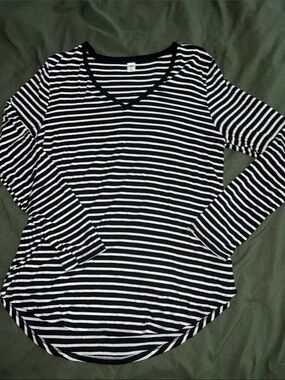 Old Navy Black & White Striped V-Neck Long Sleeve Top